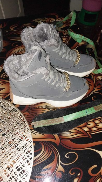 Цена снижена!!                                Продаю теплые ботинки
