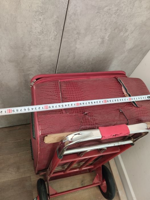 Чемодан на тележке. Дешево