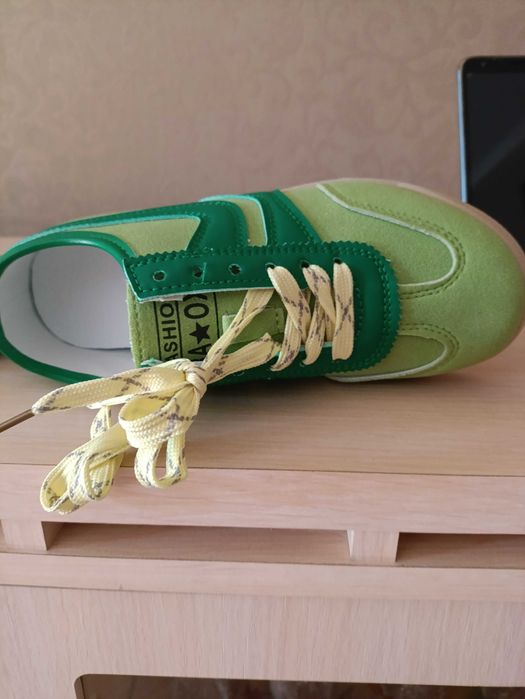 Продам новые кроссовки