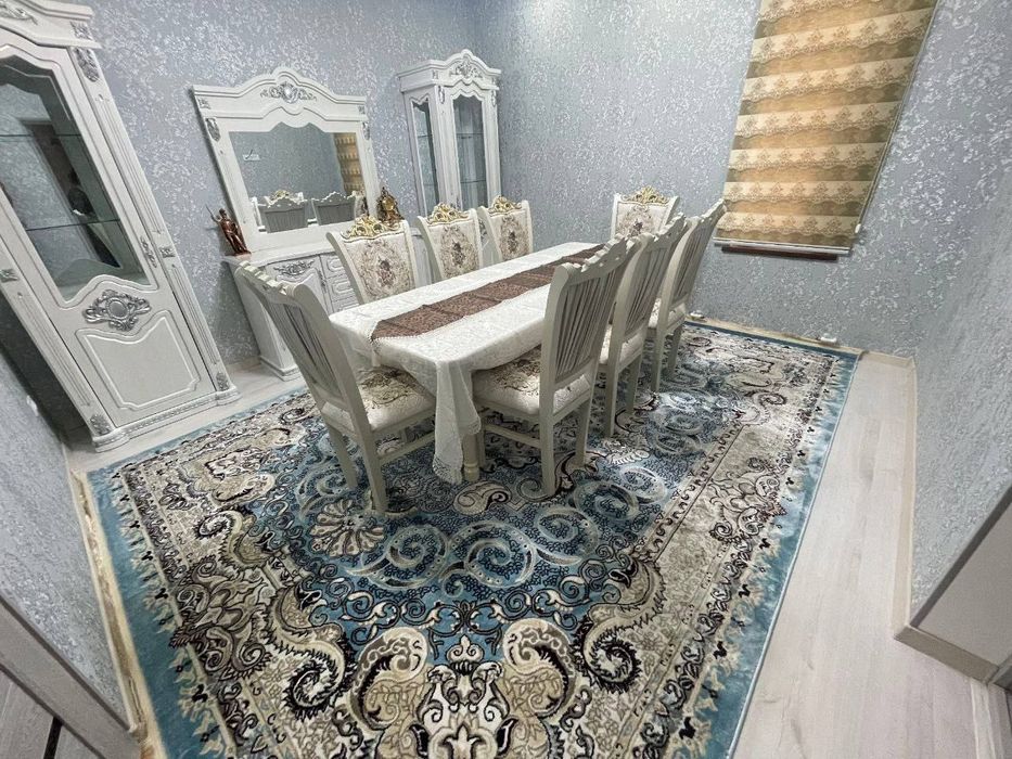 Продаеться Стол стулья для 8 персон. 2 пинала и комод. Состояние новое