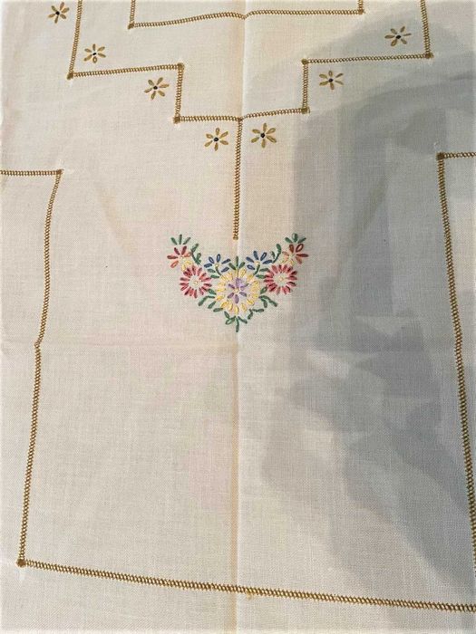 Красива голяма покривка с ръчна бродерия от Англия