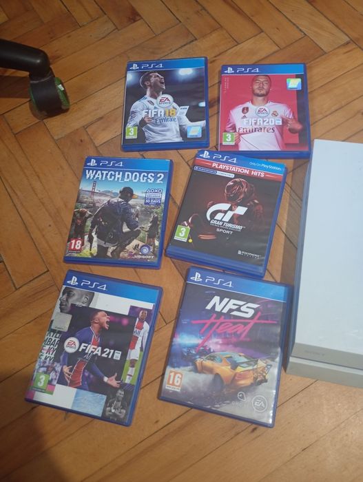 Playstation 4 със игри , джойстик и оригинал захранващ кабел за конзолата