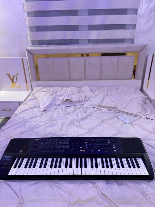 Roland E-40 във добро  състояние
