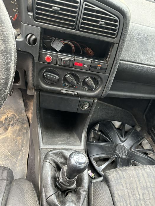 Фолксваген Пасат 1.6 само на бензин. Само на части.