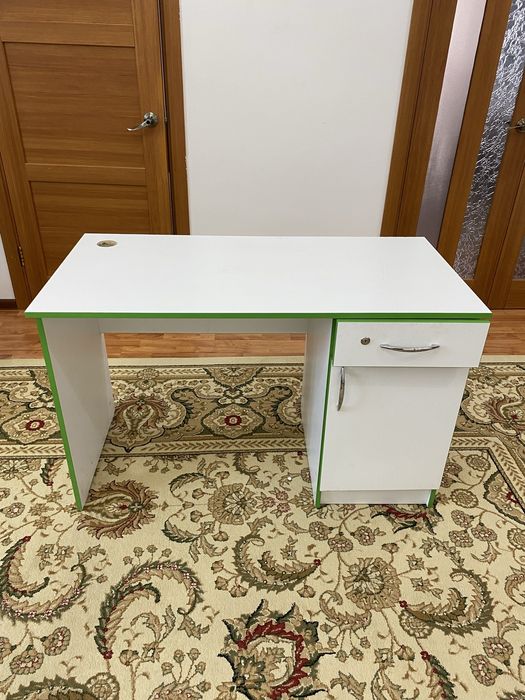 Продается стол писменный или парта
