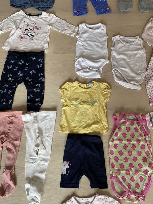 Vand lot haine fetite(2-4 luni) frumoase.