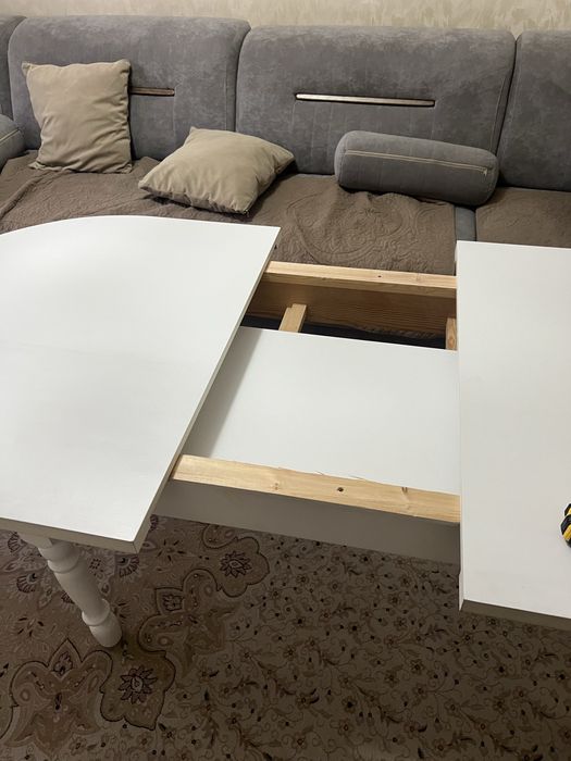 Стол для гостиной или кухни