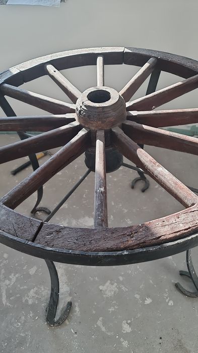 Vand masa cu roata de car si roata de car pentru flori.
