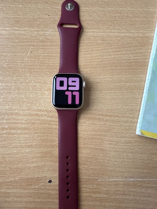 Продам Apple Watch SE 40 мм (новые)