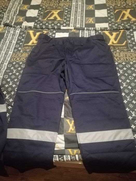 Продам новый рабочий костюм.