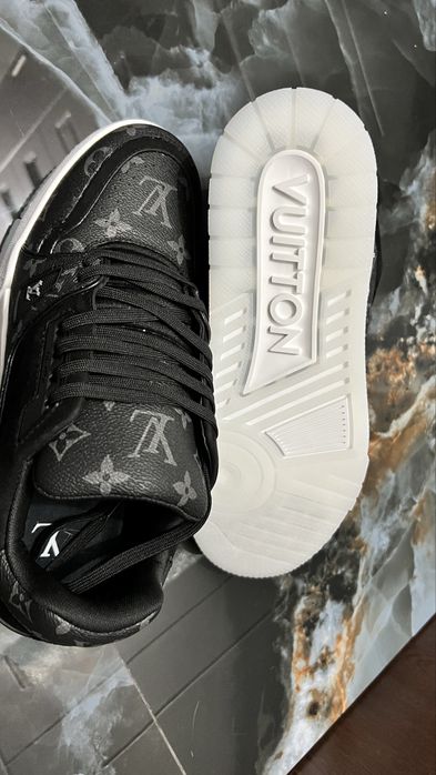 Lv snekers 43 negrii piele