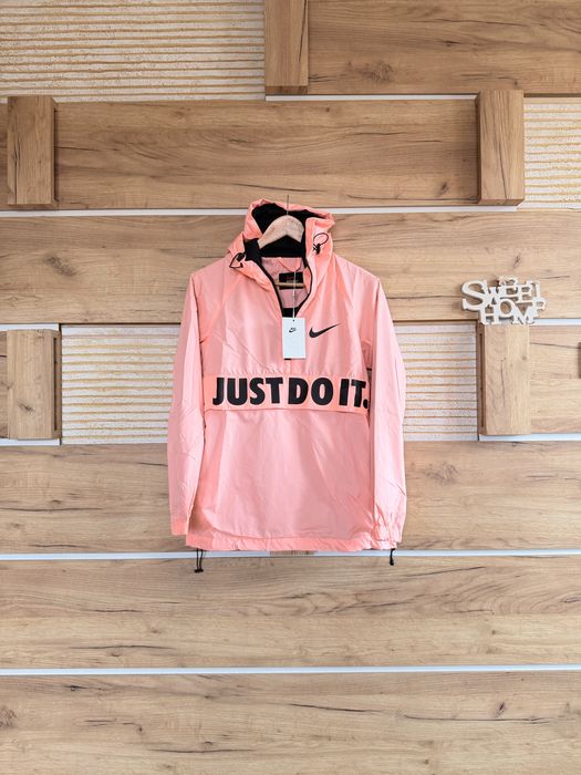 Разкошна суперсвежа ветровка Nike