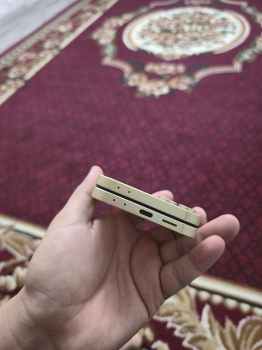 Samsung z flip 6 12/256 pamit qiz bola tutgan xolati yangi