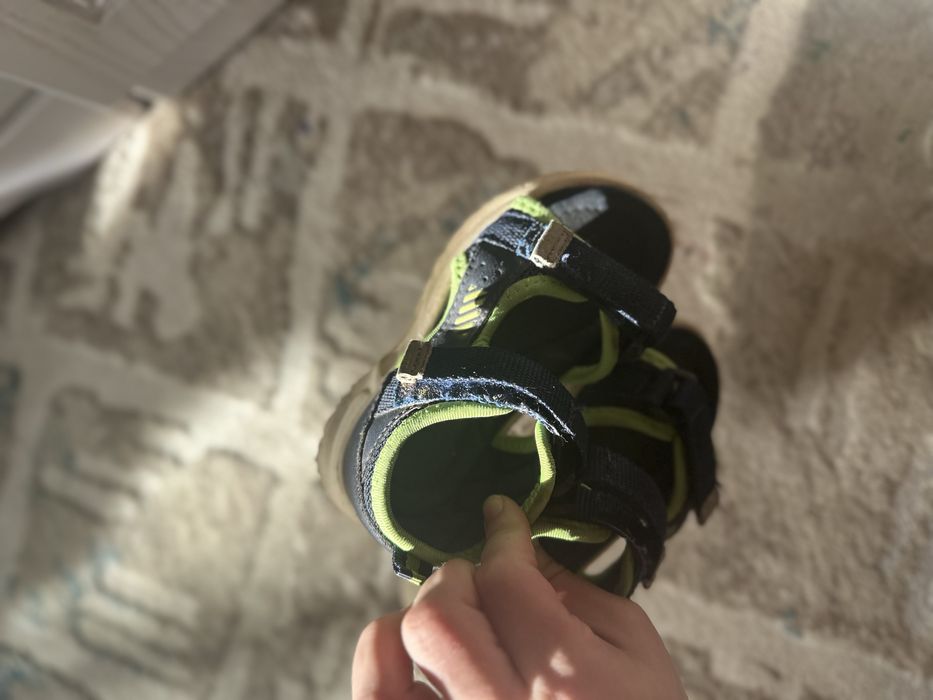 Продам сандали для мальчика