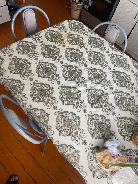 Стол и стулья кухонные