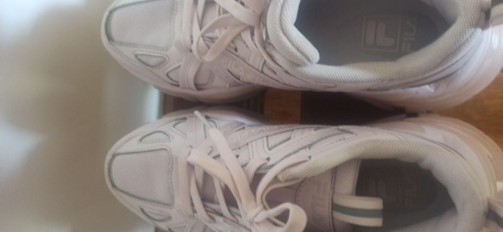 Adidași.     Fila