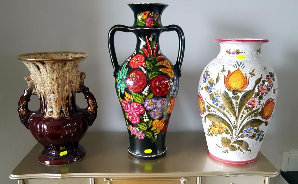 Vas vechi din ceramică