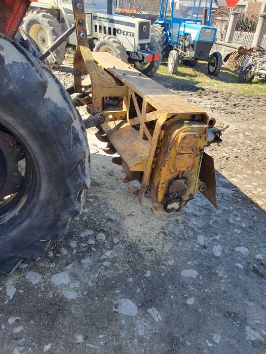 Freza pământ tractor