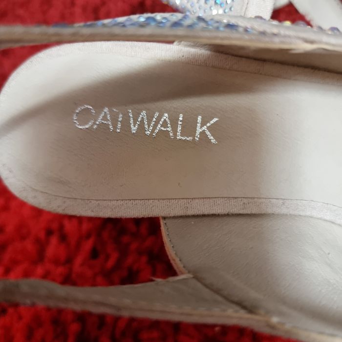 Pantofi eleganți cu pietricele