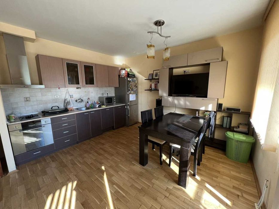 Дава се под наем Тристаен апартамент в Пловдив, Младежки Хълм - 100 кв.м за 400 € - Снимка #1