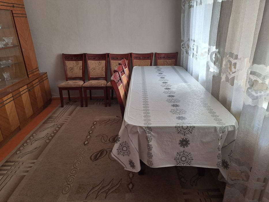 Стол раздвижной и стулья мягкие 12 штук  в отличном состоянии.