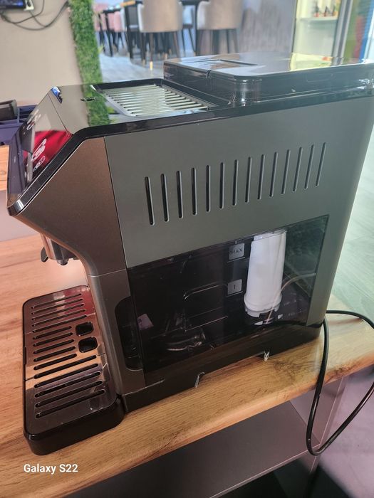 Кофемашина " Delonghi Eletta Explore ECAM" .