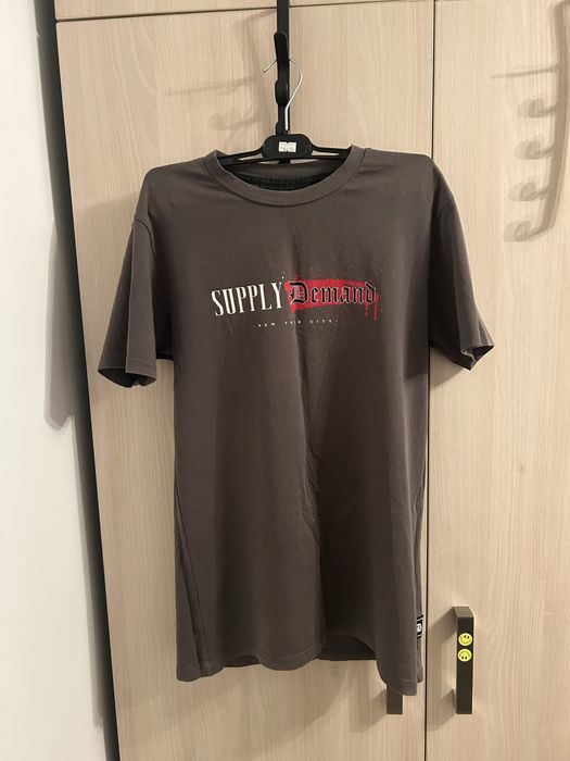 Vând tricou supply demand S