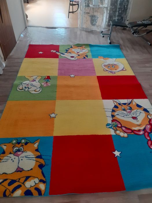 Палас, кровати , столики.