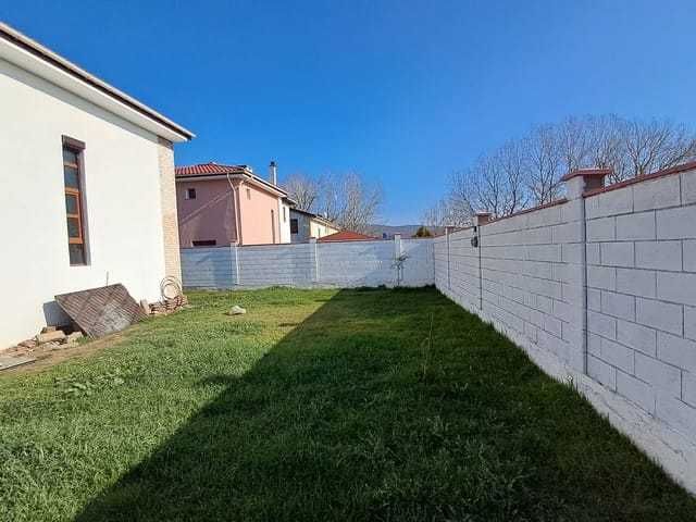 Къща под наем 3 спални 2 бани с планинска гледка, 2 паркоместа, на 13км до Слънчев Бряг (с. Гюльовца). Затворен и охраняем квартал.