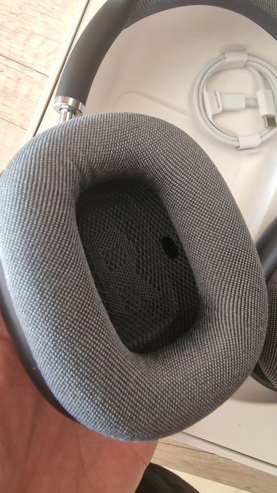 Căști Airpods Max aproape noi apple