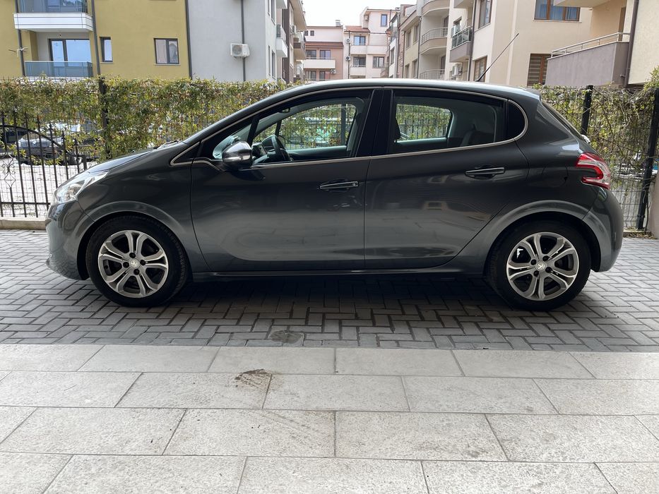 Продавам Peugeot 208