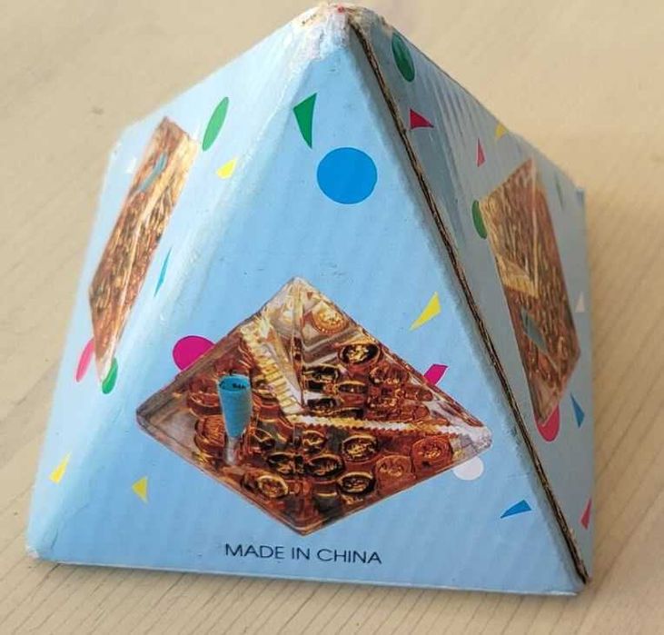 Продавам красив декоративен трапец за химикалки и моливи за бюро