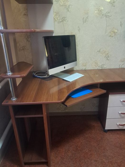 Продам стол компьютерный и кресло