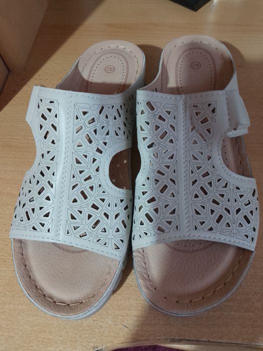 Нови бежови чехли 42 номер