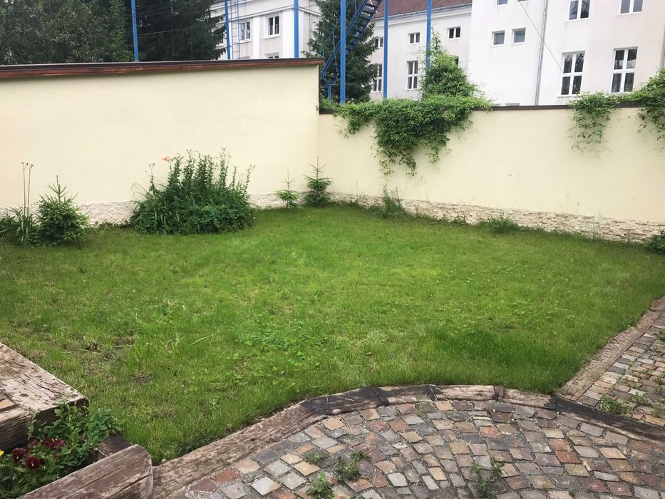 Casa de inchiriat // singur in curte // zona Grivitei