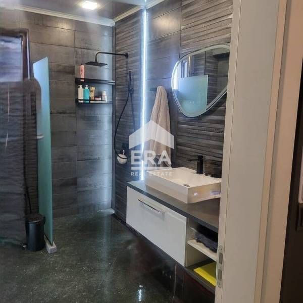 Тристаен луксозен апартамент в кв. ,,Бадема,,