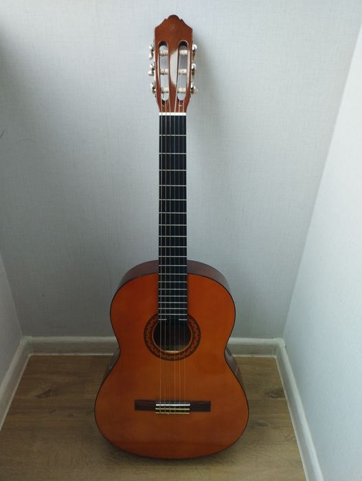 Продам гитару Yamaha c40