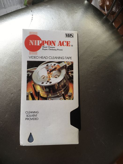 Casete vhs si de curățare capete cu recipient lichid spalare .