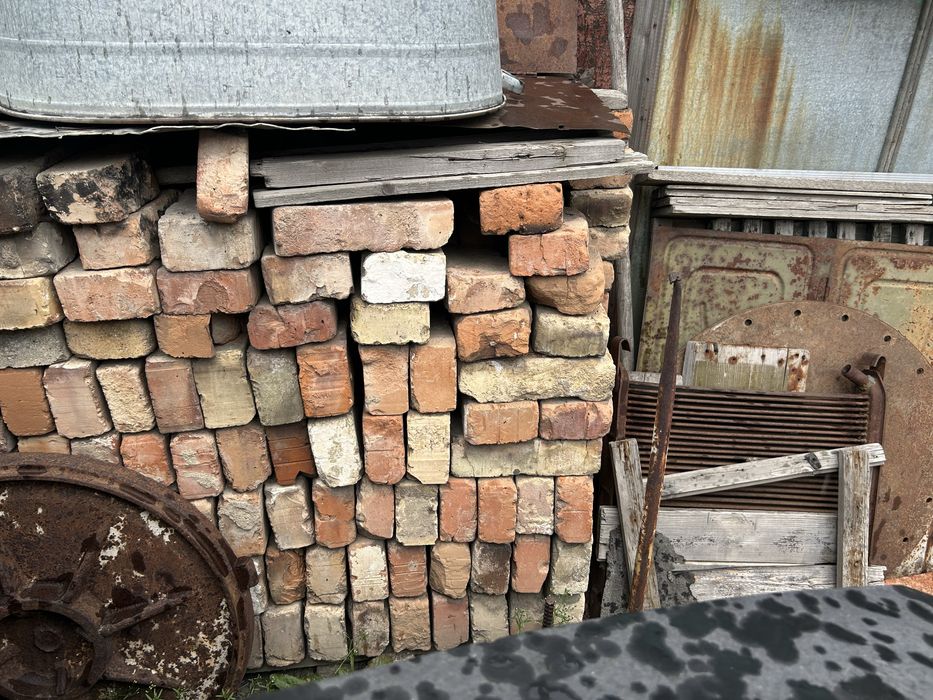 Продам кирпич красный  и белый