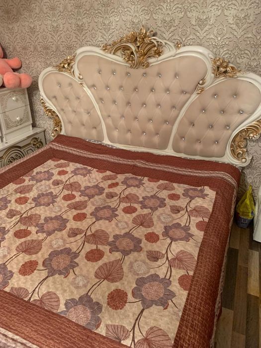 Екі тумбочкамен бирге