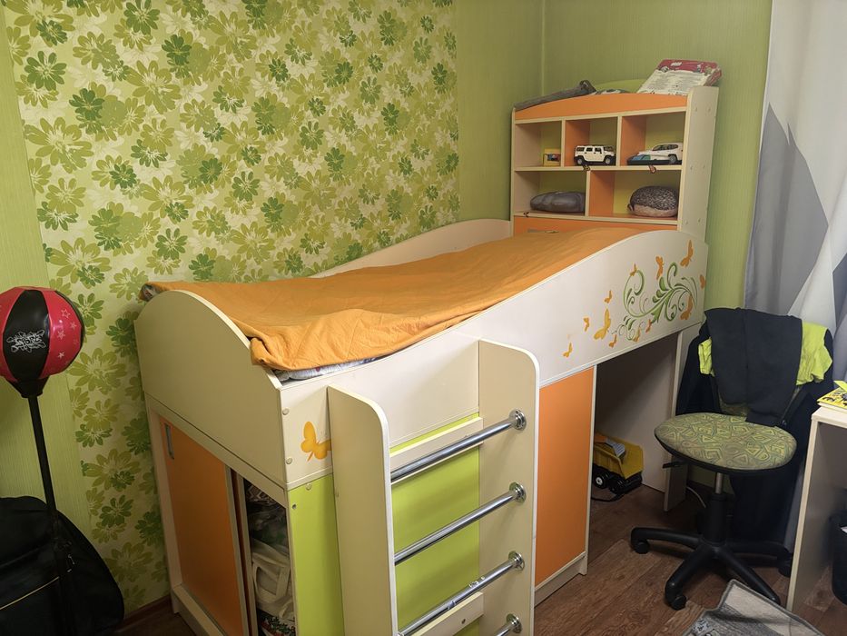 Продам детский гарнитур(шкаф+кровать)