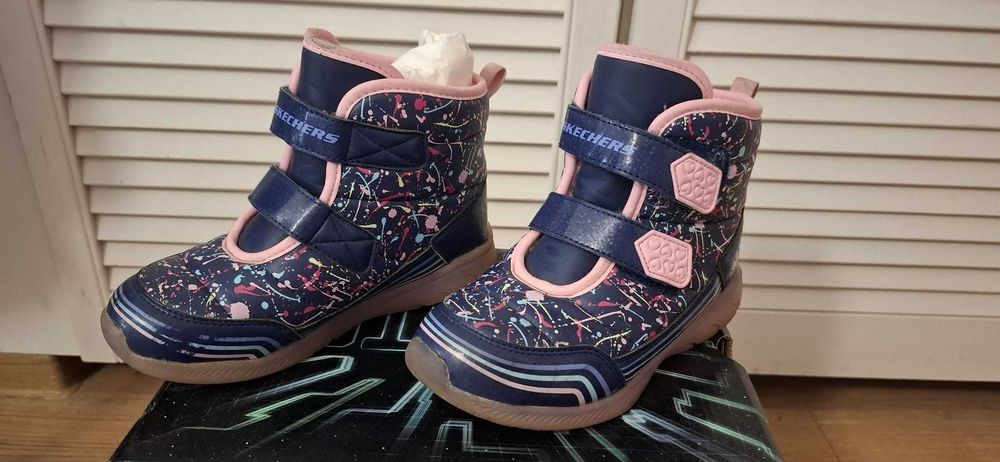 Cizme Skechers pentru fete marime 28 in stare buna