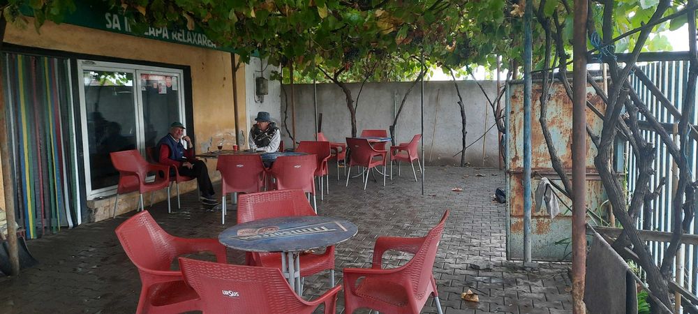 Vand schimb sau inchiriez spatiu comercial Basarabi si teren intravila