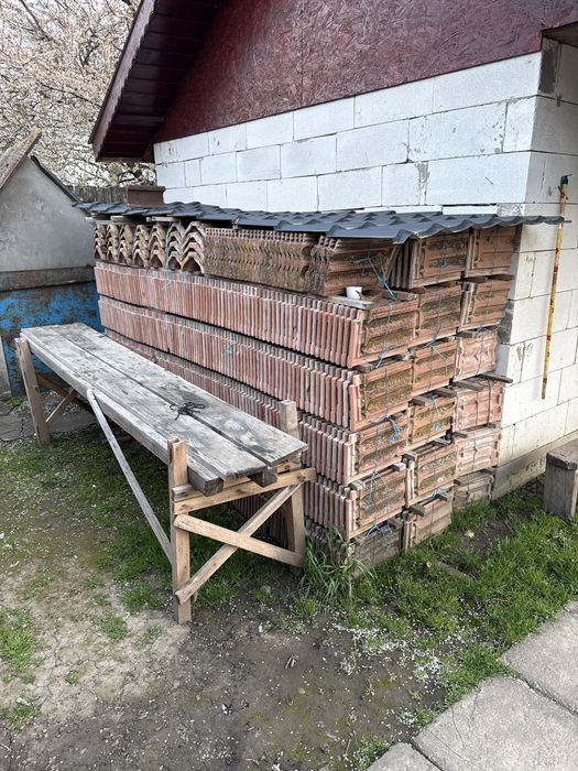 Vand tigla si coame 0,60 bani bucata tigla , 0,80 bani coama