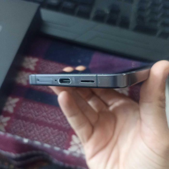 Продавам Samsung Galxaxy S24+ 256 12 RAM с лек дефект !