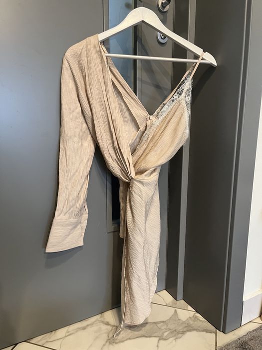 Vand bluza Zara, NOUA, model deosebit, marimea XS