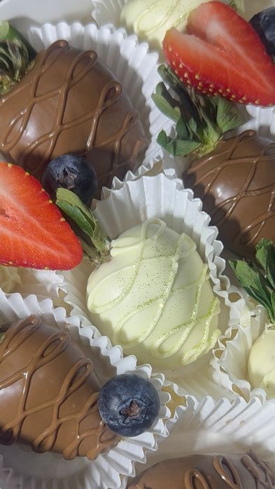 Клубника в шоколаде и денежные букеты