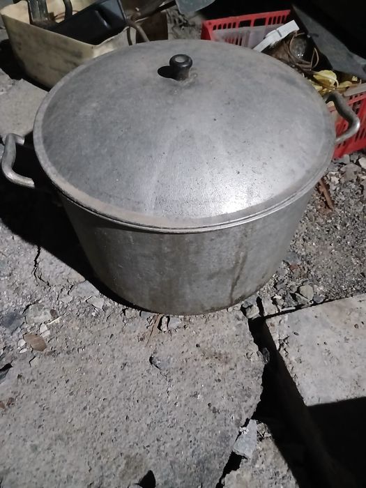 Кастрюлю чугунную продам