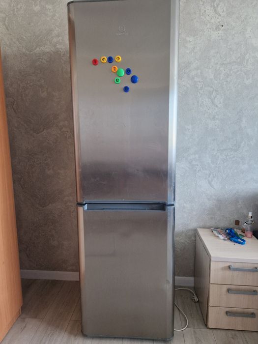Продам холодильник индезит