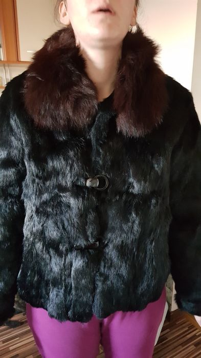 Haina blana iepure cu guler de vulpe